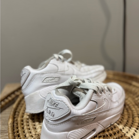 Kid white Nike air maxes - Picture 4 of 7